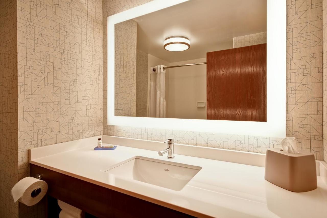 Holiday Inn Express Newport North - Middletown By Ihg Exterior photo