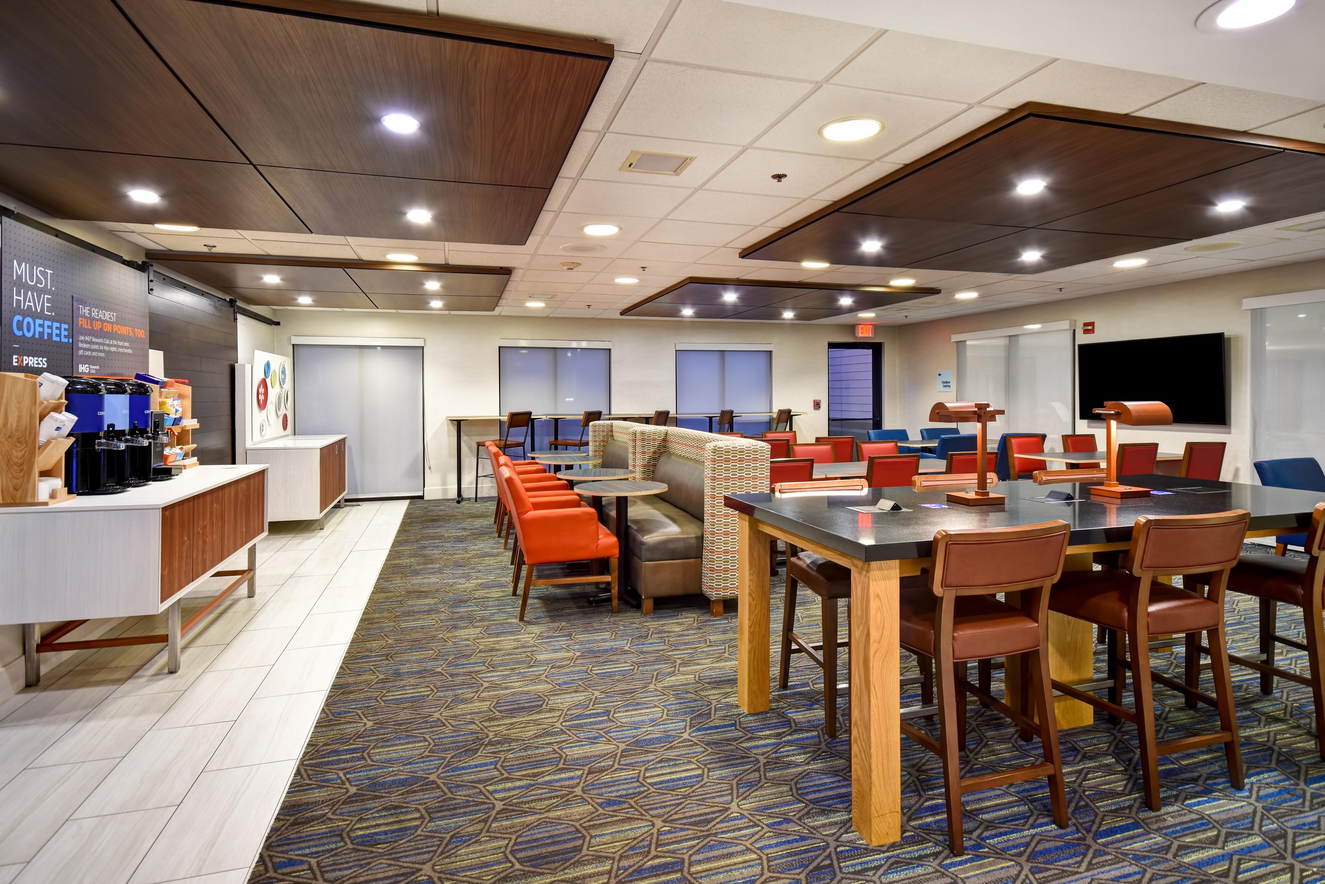 Holiday Inn Express Newport North - Middletown By Ihg Exterior photo