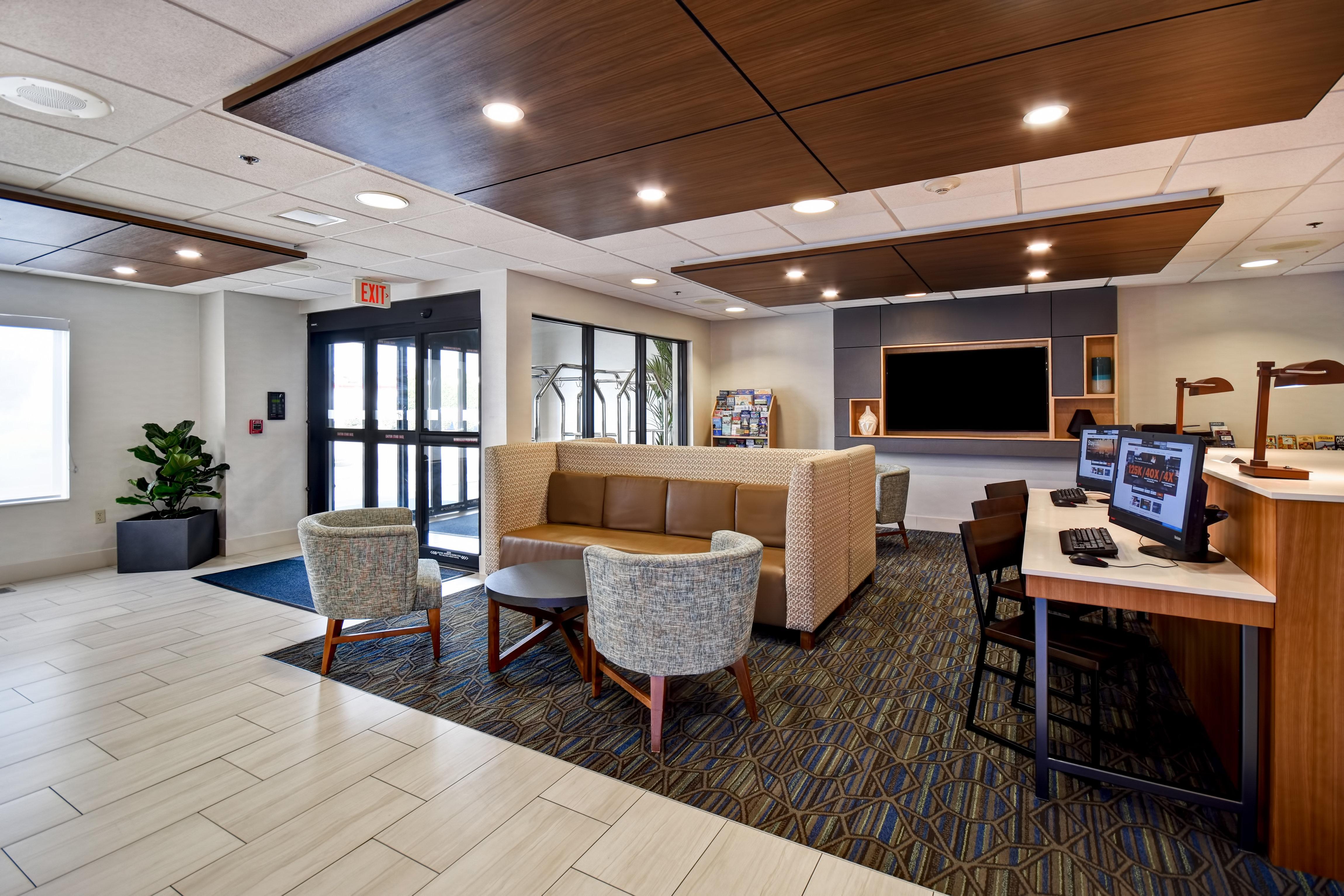 Holiday Inn Express Newport North - Middletown By Ihg Exterior photo